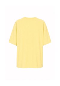 Απλό κίτρινο κοντομάνικο T-shirt που φαίνεται από πίσω σε λευκό φόντο.