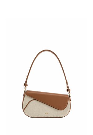 Petit sac d'épaule avec rabat en cuir marron courbé et corps tissé beige, doté d'une sangle ajustable unique et de détails en métal doré.
