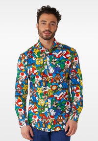Bunte Hemdbluse mit einem Muster von Mario-Charakteren auf blauem Hintergrund. Hergestellt aus leichtem Stoff mit glatter Textur.
