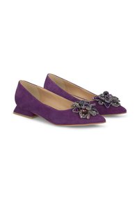 Ballerine in suede viola con design a punta, tacco basso a blocco e decorazioni che includono perline e accenti metallici.