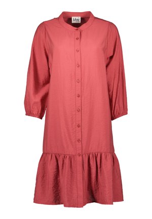 Różowa sukienka zapinana na guziki, z okrągłym kołnierzem, rękawami do połowy przedramienia i falbankowym, warstwowym dołem. Gładka faktura i luźny krój.