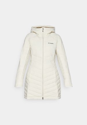 Bela pufasta bunda s kapuco, z odebeljenim dizajnom in diagonalnimi šivi, sprednjim zadrgo in Columbia logotipom na prsih.