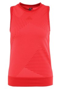 Czerwony bezrękawnik sportowy wykonany z teksturowanej tkaniny z geometrycznym wzorem o różnorodnych pasach. Okrągły dekolt, bez rękawów.