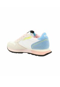 Sneaker con una combinazione di colori bianca e rosa, materiali in suede e tessuto, dettagli gialli e un tallone blu con la scritta "SUN." Suola in gomma nera.