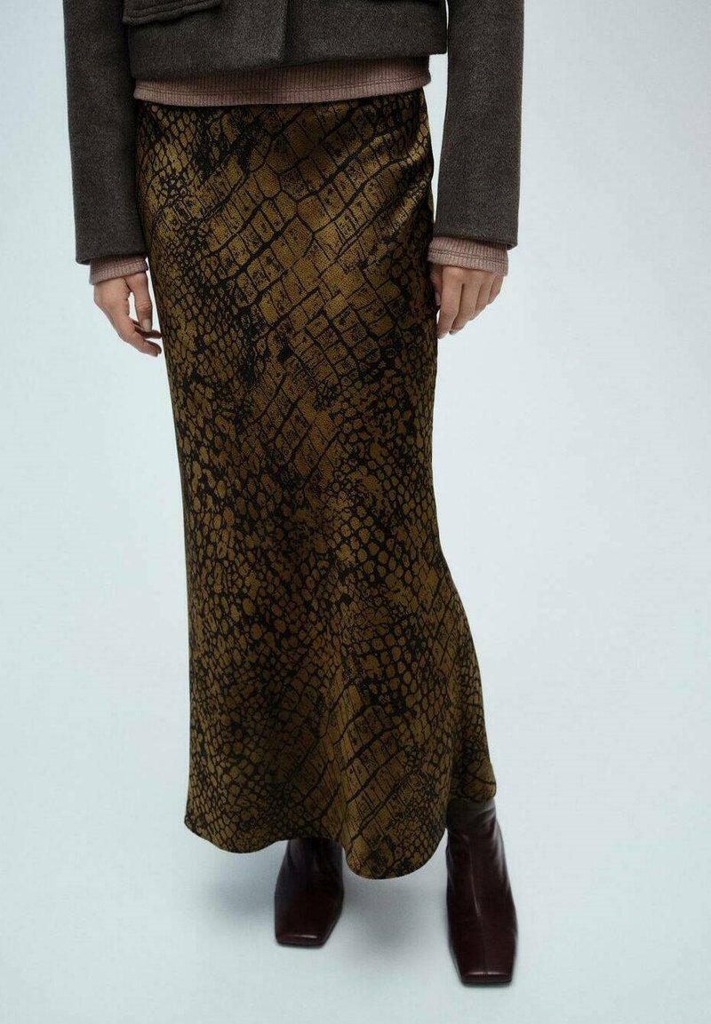 Maxi-Rock aus Satin mit einem Krokodil-Muster in Gold und Schwarz. Verfügt über eine figurbetonte Taille und eine glatte, glänzende Textur.
