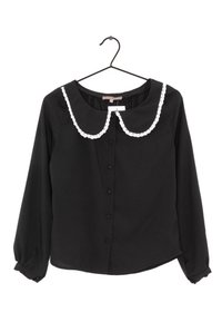 Svart blus med långa ärmar och rundad vit spetskrage, knappstängning fram och veckade ärmar, tillverkad av ett mjukt och lätt tyg.