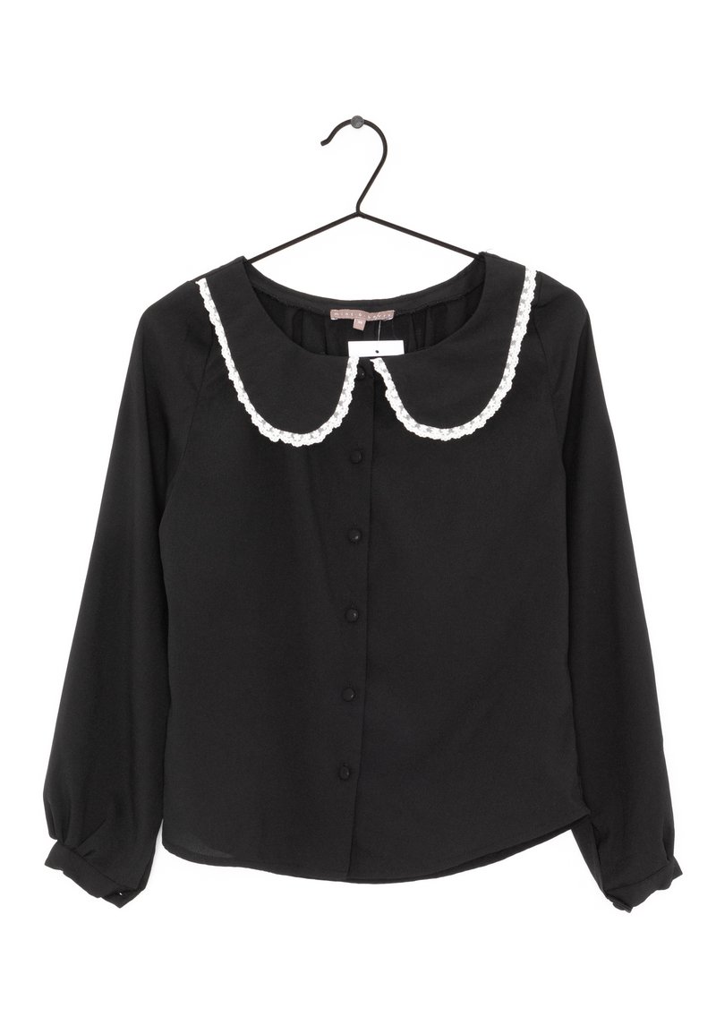 Svart blus med långa ärmar och rundad vit spetskrage, knappstängning fram och veckade ärmar, tillverkad av ett mjukt och lätt tyg.