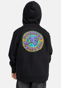 Černá mikina s kapucí, na zadní straně s barevným grafickým motivem, který zobrazuje zeměkouli, hvězdu a text "DC Shoes Worldwide." Vyrobeno z měkké látky, ležérní střih.