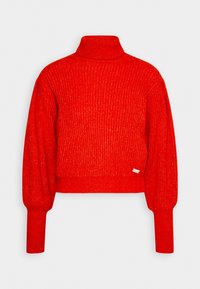 Felrode, geribbelde coltrui van gebreide stof met lange, opgezwollen mouwen en nauwsluitende manchetten, getoond tegen een effen lichte achtergrond.