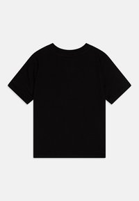 Tricou negru cu mânecă scurtă și guler rotund. Fabricat dintr-un material neted, având o croială standard și fără grafice sau modele suplimentare.