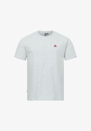 T-shirt gris clair à manches courtes et col rond, avec une petite broderie de scooter rouge sur le côté gauche de la poitrine et une petite étiquette logo sur la manche gauche.