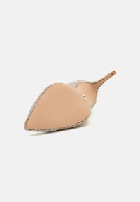 Scarpa col tacco beige con punta appuntita, decorata con strass trasparenti lungo il bordo. Suola testurizzata con leggera rigatura.