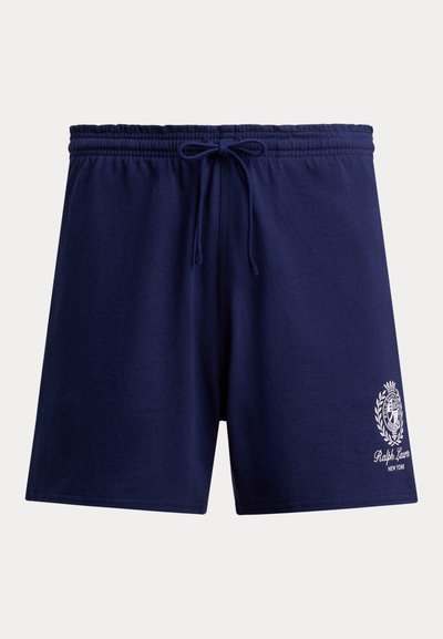 Marineblå bomullsshorts med elastisk midje og snor. Har en hvit brodert logo på venstre side.