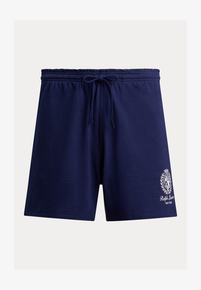 Marineblå bomullsshorts med elastisk midje og snor. Har en hvit brodert logo på venstre side.