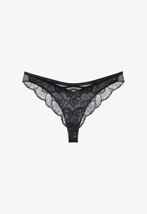 Schwarzes Spitzen-Thong mit floralen Mustern, gewellten Kanten und gekreuzten Details am Bund, präsentiert auf einem weißen Hintergrund.