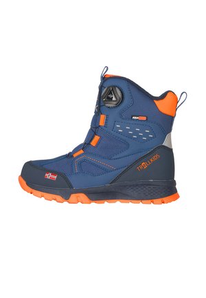 Wasserdichter blauer Kinderstiefel mit orangefarbenen Akzenten, verfügt über einen verstellbaren Verschluss, strukturierte Materialien und eine robuste schwarze Sohle für guten Halt.