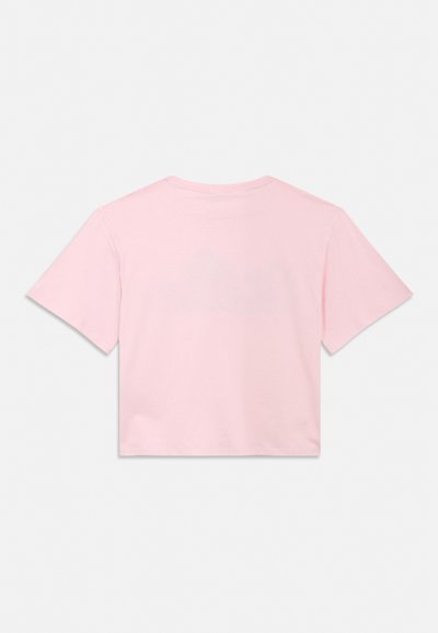 Svijetloružičasta kratka majica s kratkim rukavima i okruglim izrezom, prikazana s leđa na jednostavnoj svijetlosivoj pozadini.