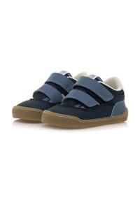 Zapatos infantiles en azul y marino con dos correas ajustables de velcro, patrón perforado y suela de goma. Forro interior ligero y suave.