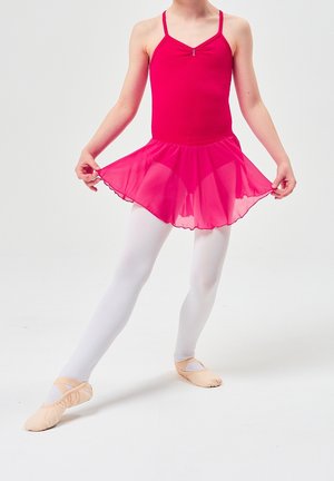 Robe de ballet rose avec un corsage ajusté et une jupe évasée et transparente. Associée à des collants blancs et des chaussons de ballet rose clair.