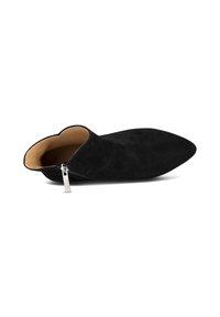 Stivale alla caviglia in suede nero con punta affusolata e zip laterale, caratterizzato da un interno liscio e una silhouette senza cuciture.