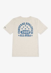 Svetlošedé tričko s modrou grafiku na chrbte, ktorá obsahuje hviezdy, text "CONVERSE ATHLETICS 1908" a "ALL STAR". Krátke rukávy.