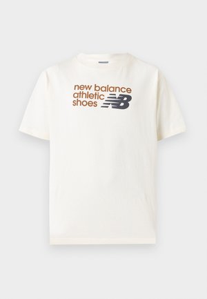 New Balance, ATHLETICS PREMIUM RELAXED CHEST LOGO T-SHIRT - Camiseta estampada - angora