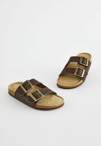 Next REGULAR  - Tagant lahtised kingad - brown