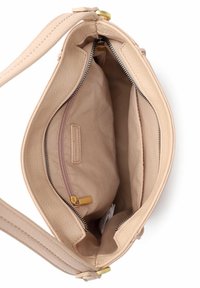 Jasnoróżowa skórzana torebka z teksturowaną powierzchnią, wyposażona w zamek błyskawiczny, wewnętrzne kieszenie oraz złote akcenty metalowe.