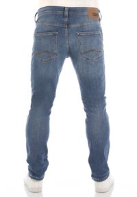 Niebieskie dżinsy o slim fit, z brązową skórzaną metką na pasku i dwoma tylnymi kieszeniami z wykrochmalonymi akcentami.