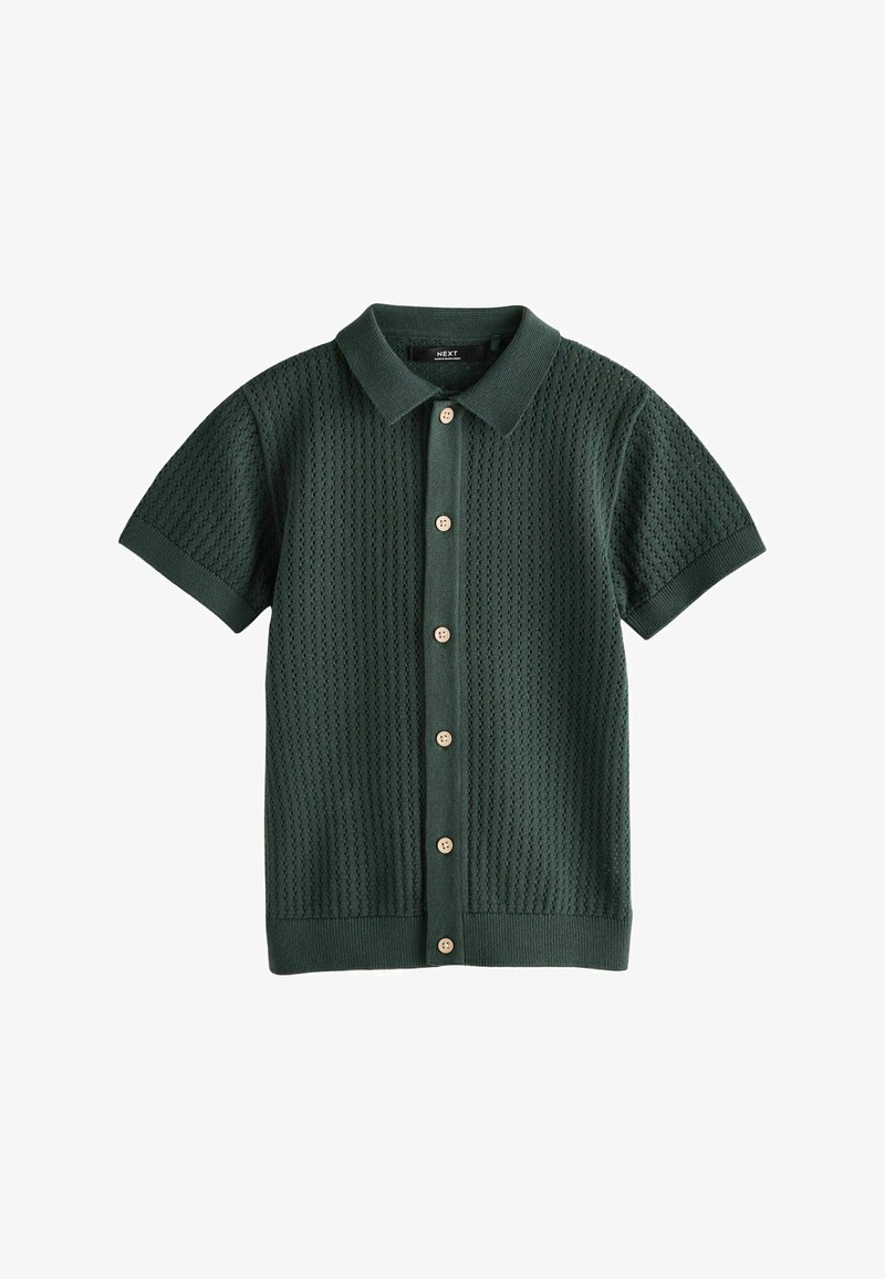 Sötétzöld, rövid ujjú, kötött kardigán gallérral és hat bézs gombbal elöl, fehér háttéren.