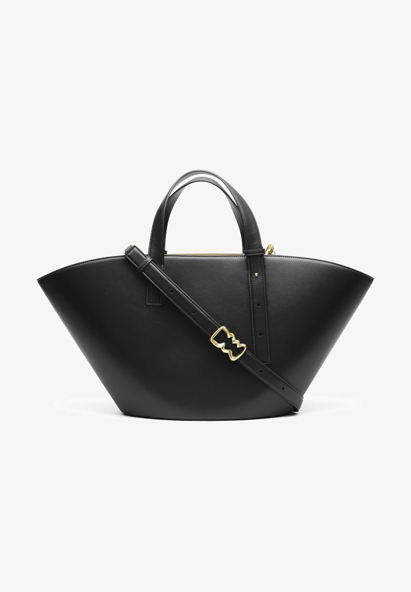 Borsa tote in pelle nera con una forma ampia e angolare. Presenta manici superiori doppi e una tracolla regolabile con un accento in metallo dorato.