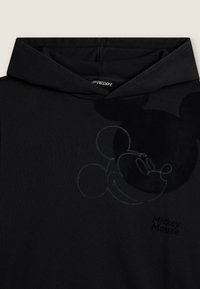 Felpa nera con una consistenza morbida, caratterizzata da un discreto motivo stampato di Topolino in una tonalità più scura e dettagli del logo sulla parte anteriore.