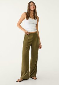Stradivarius STRAIGHT-LEG SMART WITH PLEATS - Pantalon classique - khaki