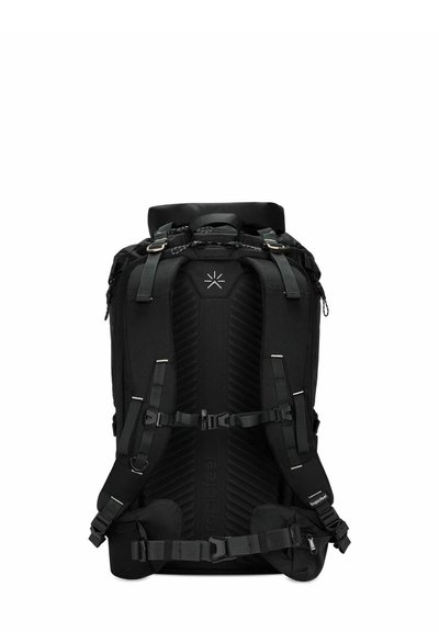 Zaino nero con schiena imbottita, spallacci regolabili e molteplici fibbie. Tessuto testurizzato con un design elegante e aerodinamico.