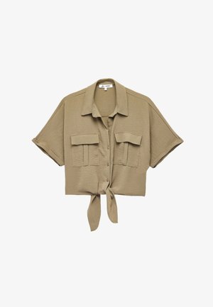 Korte mouwen, cropped shirt in lichtbruin stof, met een knopenlijst aan de voorkant, twee borstzakken en een gestrikt detail aan de onderkant.