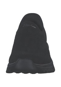 Schwarzer Slip-On-Schuh aus Strickstoff mit einer strukturierten Oberseite, elastischem Kragen und einer flexiblen Gummisohle für hohen Komfort.