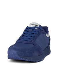 Sneaker blu navy con una combinazione di suede e rete. Presenta dettagli testurizzati, un colletto imbottito e una suola di gomma con leggere macchie.