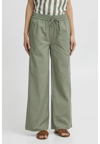 Pantaloni ampi verde chiaro realizzati in un tessuto morbido, con una vita elastica dotata di coulisse e tasche laterali.