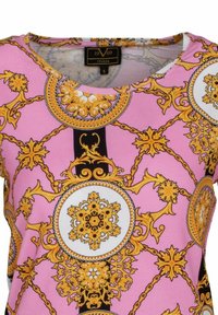 Tričko s krátkým rukávem a kulatým výstřihem, které je z růžové látky s ozdobným zlatým řetězovým vzorem a kulatými medailony s černými a bílými akcenty.