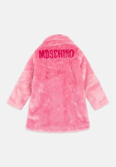 Rozā mākslīgās kažokādas mētelis ar gariem piedurknēm, aizmugurē ar izteiksmīgu "MOSCHINO" uzrakstu. Mīksta tekstūra un vidēja garuma dizains.