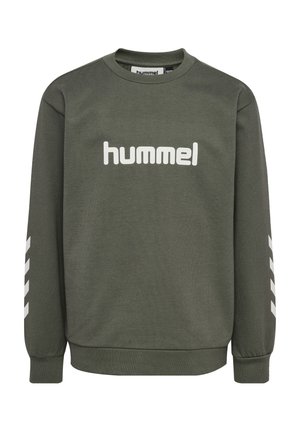 Ciemnozielona bluza z długim rękawem z białym napisem "hummel" na przodzie oraz białymi wzorami typu chevron na obu rękawach.