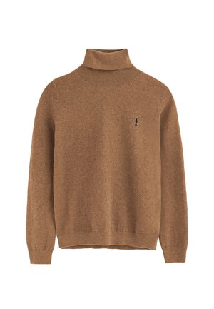 Brązowy, długi sweter z golfem wykonany z miękkiego materiału, z prążkowanym kołnierzem i małym haftowanym logo na lewej piersi.