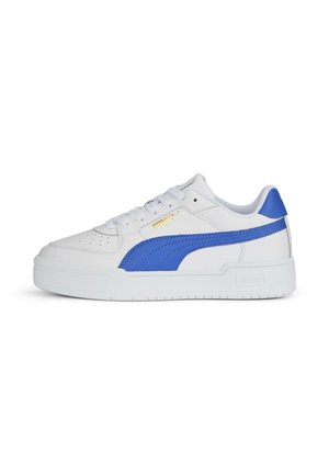 Baskets basses blanches Puma avec une bande bleue sur le côté, languette de talon bleue, bout perforé, lacets blancs et logo Puma doré près des lacets.