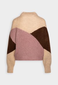 Pull en maille épaisse avec blocs de couleur en beige, rose poudré et brun foncé, doté de manches longues et de poignets et ourlet côtelés.