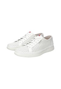 Baskets blanches avec un design perforé, semelle en caoutchouc plate et fermeture à lacets. Présente de subtils accents rouges et bleus sur la languette.