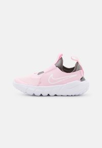 Baskets slip-on rose clair avec un dessus en maille, accents gris et semelles en caoutchouc blanc. Comprend une languette et un branding minimal sur le côté.