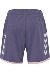 Korta lila shorts med resår i midjan, med vita chevrondetaljer på sidorna och en rosa kant vid fållen.