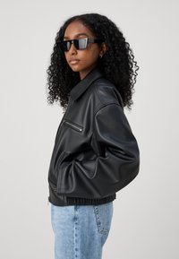 Gina Tricot Petite DISTRESSED PETITE - Casaco de pele sintética - offblack