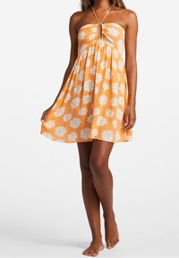 Stropeløs orange kjole med hvide blomster mønstre, løs pasform, nøglehul detaljer ved udskæringen, letvægts stof, knælængde.