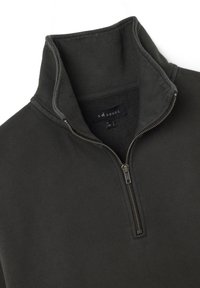 Pullover in pile grigio scuro con colletto alto, zip sul collo e texture a costine lungo il colletto e i polsini. Etichetta del marchio visibile all'interno.